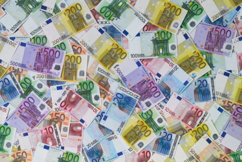 Evro je pomesan u odnosu na ostale valute nakon sto je tekuci racun evrozone porastao u decembru